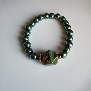 Elegant Green Beaded Bracelet with Multicolor Accent